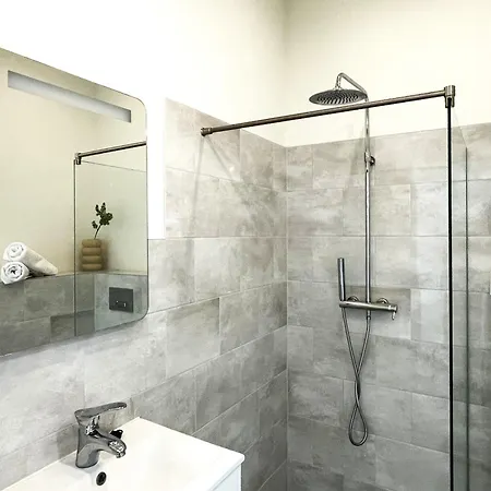 Fast Wifi, En Bathroom - Maison Lux Daire Raamsdonksveer